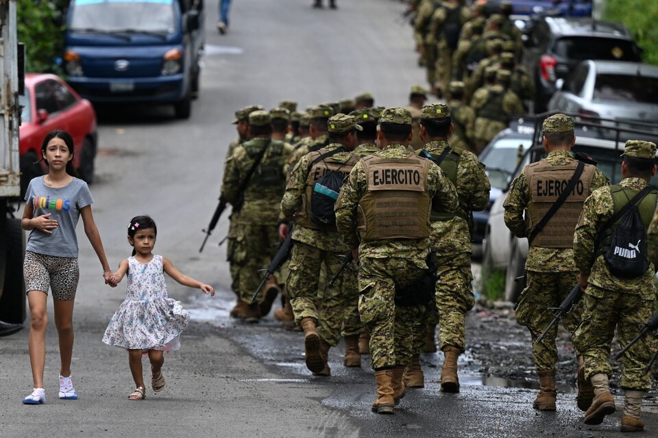BUKELE CERCÓ TRES BARRIOS CON 4.000 MILITARES Y POLICÍAS