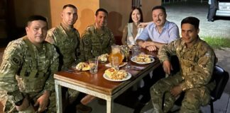 LUIS PETRI BRINDÓ CON SOLDADOS EN LA NOCHE DE AÑO NUEVO