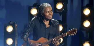 TRACY CHAPMAN VOLVIÓ AL ESCENARIO EN LOS GRAMMYS 2024