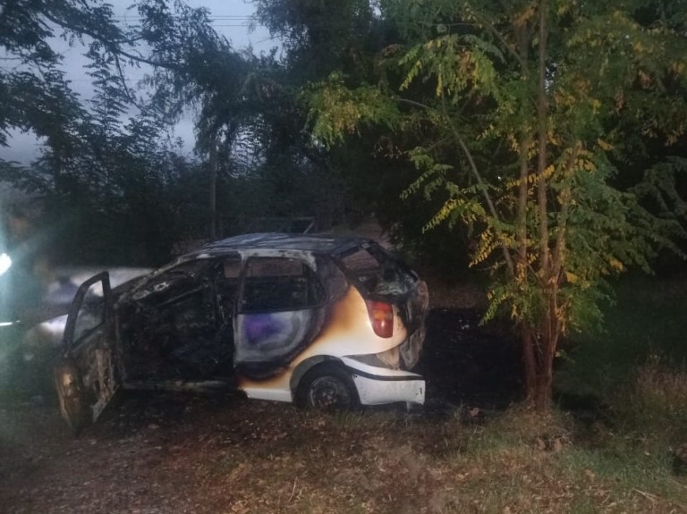 CAYÓ A UN ZANJÓN Y LOGRÓ SALIR ANTES DE QUE EL AUTO SE PRENDIERA FUEGO