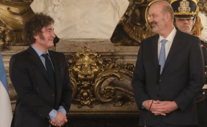 2024-07-05-19_25_59-javier-milei-le-tomo-juramento-a-federico-sturzenegger-como-ministro-de-desregul