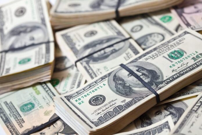 muchos-billetes-dolares-estadounidenses-scaled
