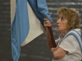 NUNCA ES TARDE PARA SOÑAR: ANTONIA, ABANDERADA A SUS 82 AÑOS