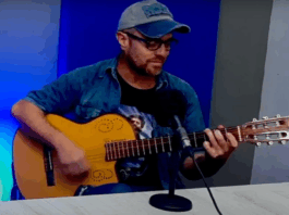 FLAVIO «CAPOCHA» HIDALGO LLEVÓ SU MÚSICA Y HUMOR A «LA BRÚJULA» EN UNA NOCHE DE AMISTAD Y RECUERDOS