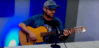 FLAVIO «CAPOCHA» HIDALGO LLEVÓ SU MÚSICA Y HUMOR A «LA BRÚJULA» EN UNA NOCHE DE AMISTAD Y RECUERDOS