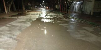 VECINOS DE CALLE LAMADRID RECLAMAN POR AGUA ESTANCADA TRAS OBRA DE AYSAM