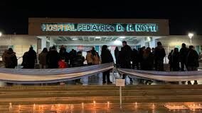 TRABAJADORES DEL HOSPITAL NOTTI REALIZARON UNA VIGILIA POR RECLAMOS SALARIALES