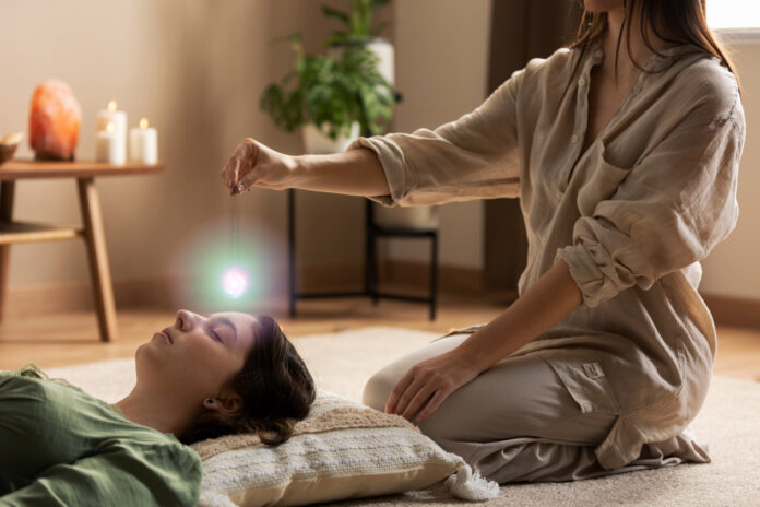 terapeuta-vista-lateral-ayudando-mujer-sanar