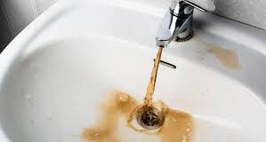 “AGUA MARRÓN EN EL MIRADOR: LOS VECINOS NO PUEDEN CONSUMIRLA Y RECLAMAN UNA RESPUESTA URGENTE”