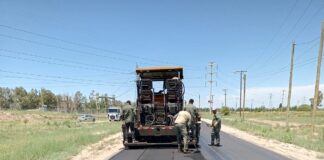 LA COMUNA REALIZA EL REASFALTADO DE LA COLECTORA DE RUTA 7 FRENTE AL AUTÓDROMO