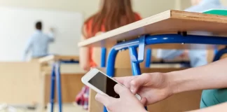 300 FAMILIAS ACUERDAN RESTRINGIR EL USO DEL CELULAR HASTA LOS 13 AÑOS