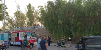 GRAVE ACCIDENTE EN MAIPÚ: UN AUTO CAYÓ DESDE CALLE PASO Y QUEDÓ VOLCADO EN MAZA