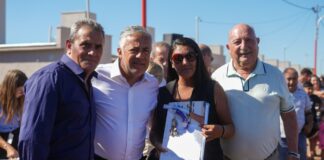 CORNEJO Y RONCO ENTREGARON VIVIENDAS EN RIVADAVIA