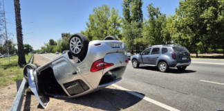 VUELCO EN EL ACCESO SUR: UN CAMIÓN PROVOCÓ EL ACCIDENTE Y SU CONDUCTOR INTENTÓ ESCAPAR