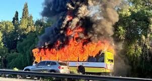 ¡INCENDIO EN EL ACCESO ESTE: UN COLECTIVO DE DICETOURS SE QUEMÓ COMPLETAMENTE!
