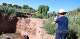 BOMBEROS RESCATARON A UNA MUJER QUE CAYÓ AL CANAL CACIQUE GUAYMALLÉN