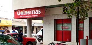 FUERTE CHOQUE ENTRE UN AUTO Y UNA MOTO EN EL CENTRO DE RIVADAVIA