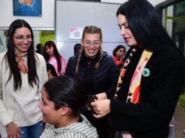 SANTA ROSA IMPULSA EL EMPRENDEDURISMO JUVENIL CON UN CURSO DE TRENZAS AFRICANAS
