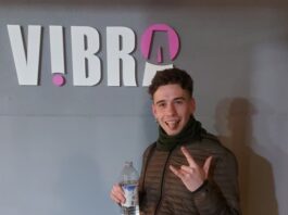 SOS TAN ROSADO PRESENTÓ SU MÚSICA EN MODO RANDOM Y ADELANTÓ NUEVAS CANCIONES PARA EL INVIERNO