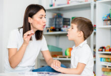 ALERTAN POR EL IMPACTO DE LAS PANTALLAS EN EL HABLA Y EL APRENDIZAJE DE LOS NIÑOS
