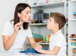 ALERTAN POR EL IMPACTO DE LAS PANTALLAS EN EL HABLA Y EL APRENDIZAJE DE LOS NIÑOS