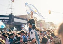 LA PALABRA NO SE MANCHA: EL FÚTBOL COMO ESPEJO DE LA SOCIEDAD