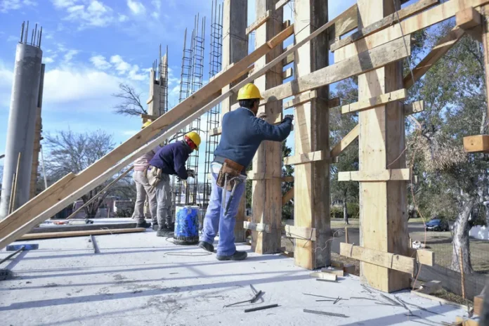 construccion-albaniles-trabajo-actividad-obra-privada-economiajpg