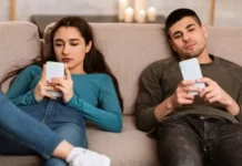 AMOR EN REDES: POR QUÉ UN VISTO PUEDE GENERAR ANSIEDAD Y CELOS